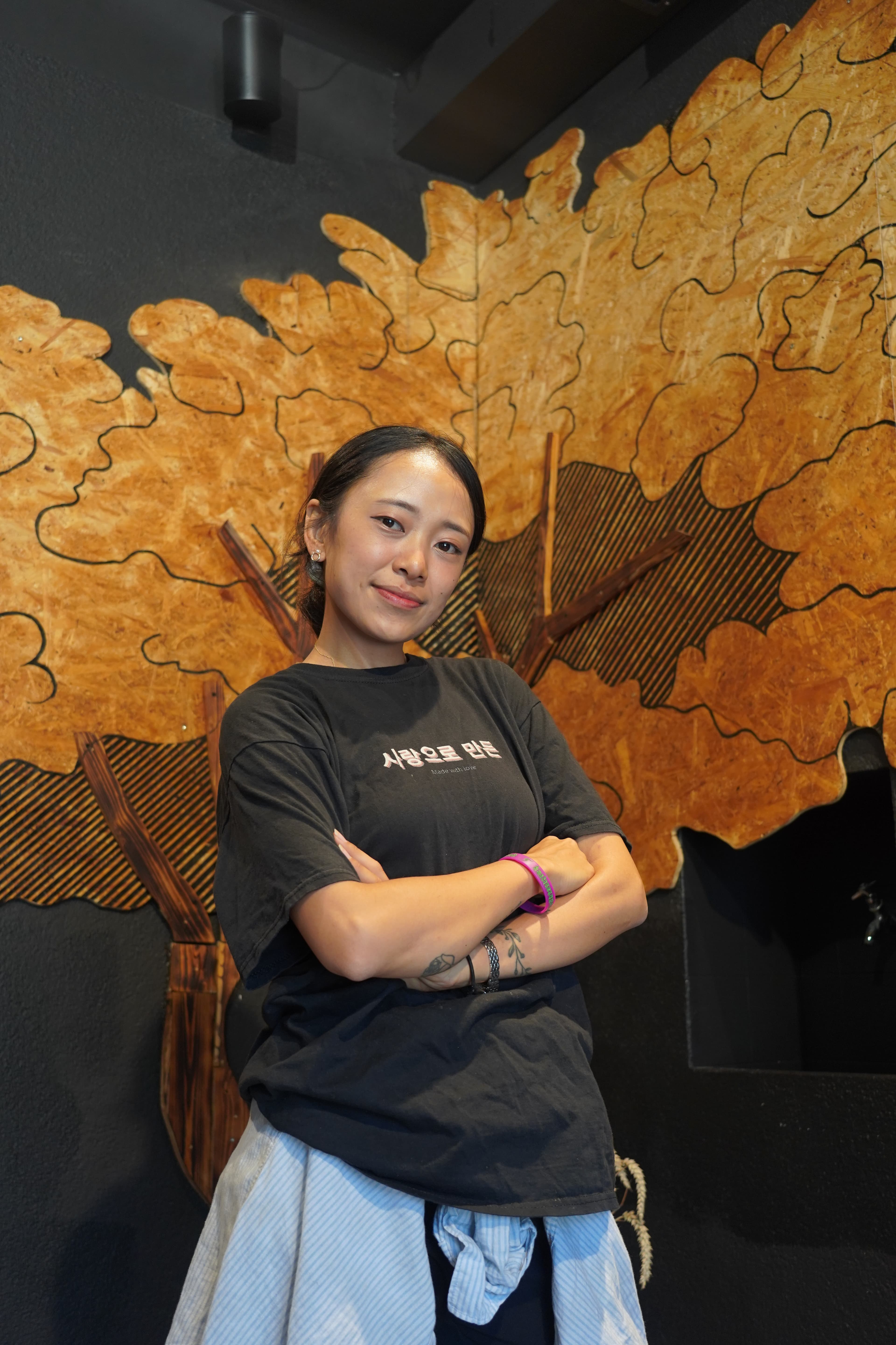 Ugyen in front of the golden mural wall at Ankerstrasse 65